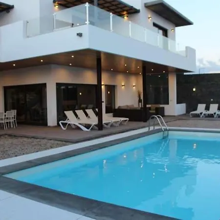 Villa Sleeps 10 Pool Wifi *